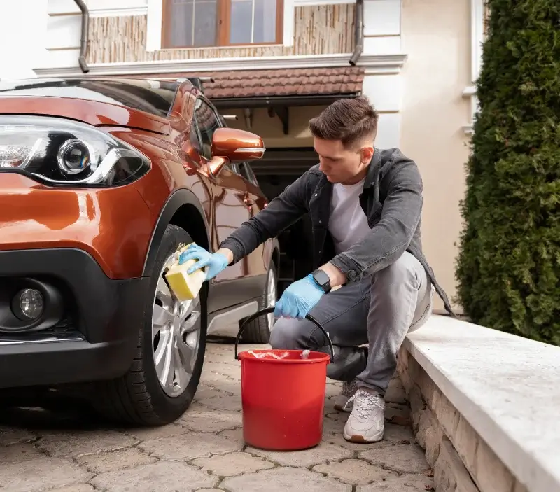 Lavage auto à domicile Juvisy-sur-Orge : professionnel intervenant sur un véhicule